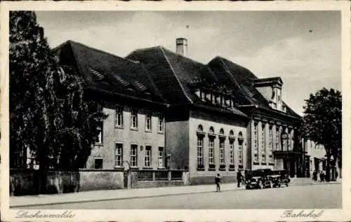 Ak Luckenwalde in Brandenburg, Bahnhof, historische Architektur, Baum, Auto, Schwarz-Weiß