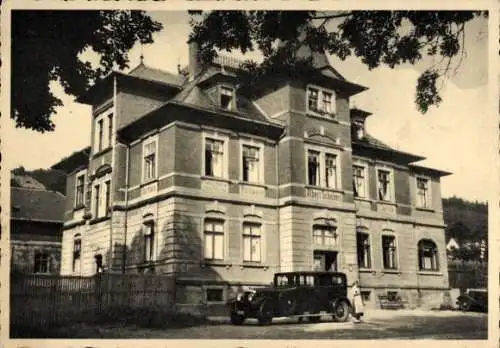 Ak Oberneuschönberg Olbernhau im Erzgebirge, Gasthof Carola, Gebäude mit Fenster, Auto, Bäume ...