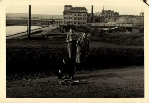 Ak Freiberg in Sachsen, Drei Männer, Industriegebäude, Fluss im Hintergrund, historische Aufnahme