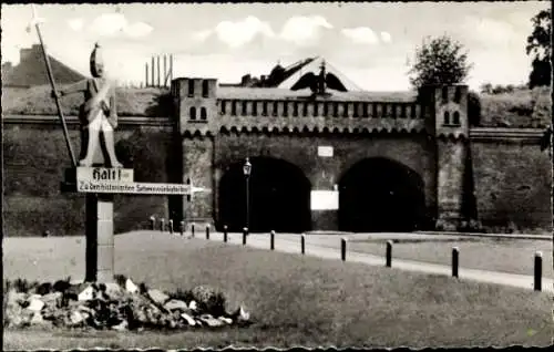 Ak Kostrzyn nad Odrą Cüstrin Küstrin Ostbrandenburg, Historisches Tor, Statue mit Speer, Wegwe...