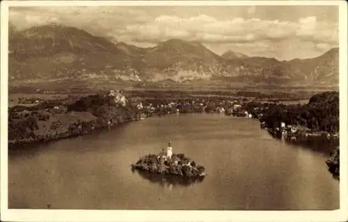 Ak Bled Veldes Slowenien, Landschaft mit Bledsee, Insel und Bergkulisse, sepia Farbton