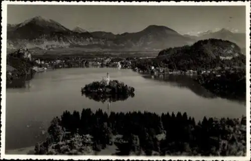 Ak Bled Veldes Slowenien, See mit Insel, Kirchturm, Berge im Hintergrund, Schwarz-Weiß-Fotografie