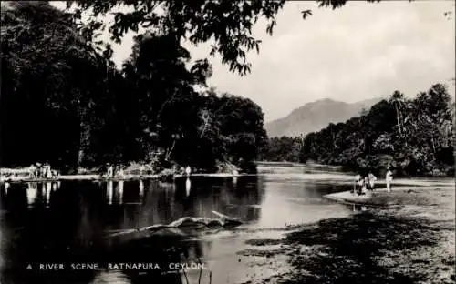 Ak Ceylon Sri Lanka, Flusslandschaft,  menschenleer am Ufer, Bäume im Hintergrund, Berge