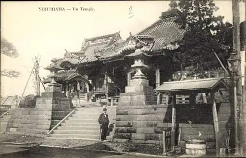 Ak Yokohama Präf. Kanagawa Japan,  ein Tempel, große Treppe, traditionelle Architektur