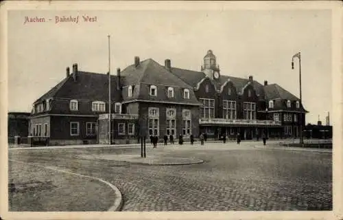 Ak Aachen, Bahnhof West, historische Architektur, Menschen auf der Straße, Uhrturm