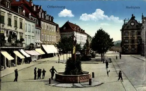 Ak Offenburg in Baden Schwarzwald, Marktplatz, Brunnenskulptur, historische Gebäude, gezeichne...