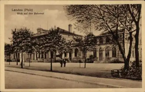 Ak Landau in der Pfalz, Bahnhof, Bäume, Straße, historische Architektur