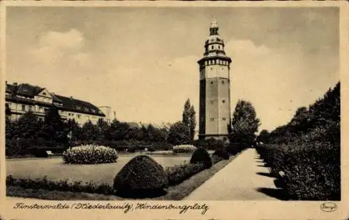 Ak Finsterwalde in der Niederlausitz, Hindenburgplatz, hoher Turm, Bäume und Sträucher, sepia-...