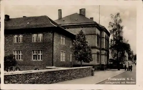 Ak Finsterwalde in der Niederlausitz, Amtsgericht mit Neubau, Ziegelbauten, Bäume, Straßenansicht