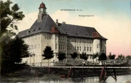 Ak Spremberg in der Lausitz, Realgymnasium, historische Architektur, ruhige Umgebung, Wasserfront