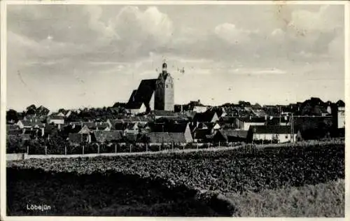 Ak Löbejün im Saalekreis, Stadtansicht mit Kirche, Häusern, ländlicher Umgebung, Wolken