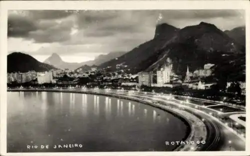 Ak Botafogo Rio de Janeiro Brasilien, Panoramablick auf Botafogo, Berge und Stadtbeleuchtung b...