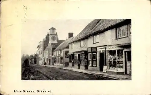 Ak Steyning Horsham West Sussex England, Black and white Foto der High Street, Geschäfte, Uhrt...