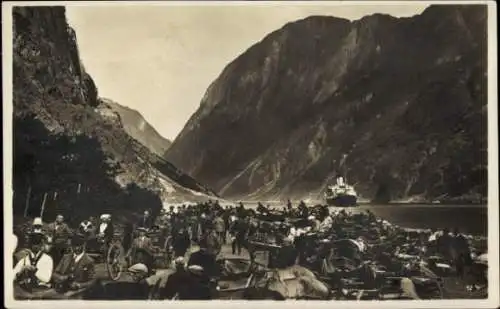 Ak Gudvangen Norwegen, Fjordlandschaft mit Menschenmenge, Schiff im Hintergrund, Berge