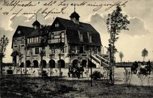 Ak Finsterwalde in der Niederlausitz, Historisches Gebäude, Hotel-Kurhaus Waldfrieden, Mensche...