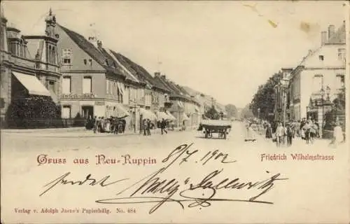 Ak Neuruppin in Brandenburg, Friedrich Wilhelmstraße, historische Häuser, Straßenansicht, Mens...