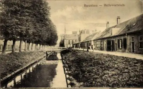 Ak Hellevoetsluis Südholland, Barakken, Gebäude, Kanal, Bäume, Stadtansicht