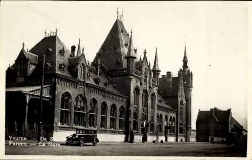 Ak Furnes Veurne Westflandern, Bahnhofgebäude, historische Architektur, alte Automobile