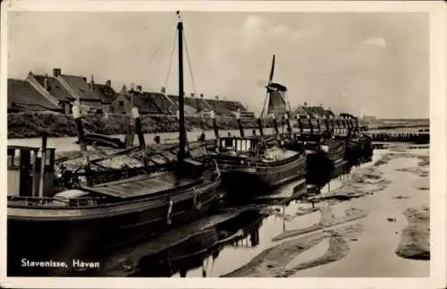 Ak Stavenisse Zeeland Niederlande, Hafenansicht, Boote im Wasser, Häuser im Hintergrund, Windm...