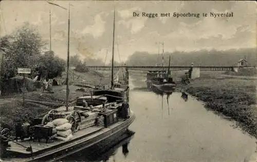 Ak Nijverdal Overijssel Niederlande, Fluss mit Booten, Eisenbahnbrücke im Hintergrund, Landschaft