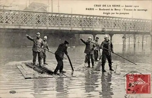 Ak Paris XII, Boulevard de Bercy, Hochwasser der Seine 1910, Feuerwehr im Rettungseinsatz