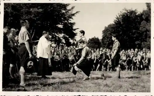 Foto Ak Fest, Junger Mann kniet vor einem Geistlichen, Segen, Sportler