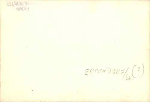 Foto Deutschland, Feldarbeit, Menschen bei der Arbeit, Wohnhäuser im Hintergrund