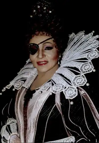 Foto Ak Opernsängerin Grace Bumbry, Portrait, Kostüm, Augenklappe