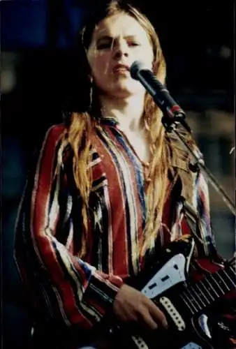 Ak Sänger Michael Patrick Kelly auf der Bühne mit Gitarre, Kelly Family