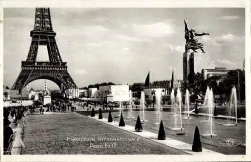 Ak Paris VII, Avenue Bosquet, Eiffelturm, Brunnenanlage, große Statue, Expo Internationale 193...