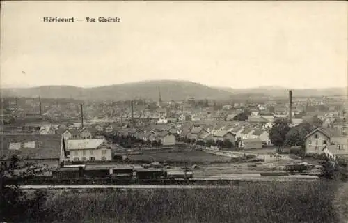 Ak Héricourt Haute Saône, Stadtansicht,  Industriekamine, Hügel im Hintergrund