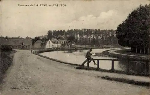 Ak La Fère Aisne, Flusslandschaft, Gebäude, Baumreihe, Personen auf Brücke, La Fère