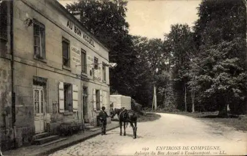 Ak Compiègne Oise, Auberge Au Bon Accueil, Pferd und Reiter vor der Auberge, Landstraße, Bäume...