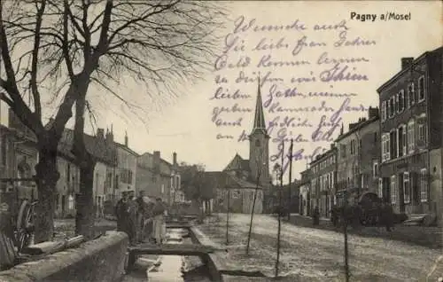 Ak Pagny sur Moselle Meurthe et Moselle, Straßenszene, Menschen in winterlicher Kleidung, Bäum...