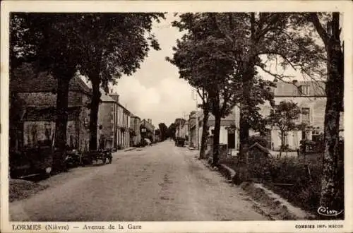 Ak Lormes Nièvre, Lormes Avenue de la Gare, Bäume säumen die Straße, Gebäude auf beiden Seiten