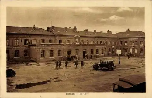 Ak Hirson Aisne, Bahnhofsvorplatz, Menschen, Automobile, historische Gebäudefront, bewölkter H...