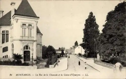 Ak Montargis Loiret, la Rue de la Chaussée, la Caisse d'Epargne