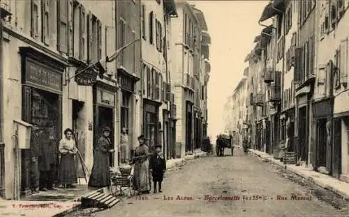 Ak Barcelonnette Hautes Alpes, Rue Manuel, Les Alpes, Passanten auf der Straße, Tabakladen, V ...