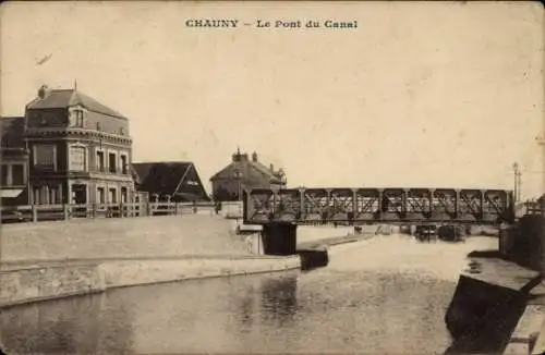 Ak Chauny Aisne, Flusslauf, Brücke über Fluss, Gebäude am Ufer, CHAUNY - Le Pont du Canal