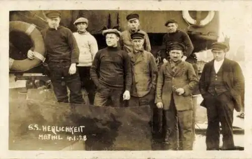 Foto Ak Methil Schottland, S.S. Herrlichkeit, Männer-Gruppenbild