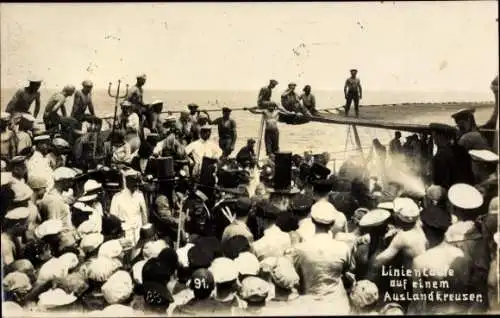 Foto Ak Linientaufe auf einem Auslandkreuzer, Seeleute