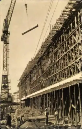 Foto Ak Şişli Türkei, Baustelle, Bauarbeiter, Gerüst, Kran