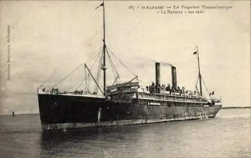 CPA St-Nazaire, Le Paquebot Transatlantique La Navarre sur rade