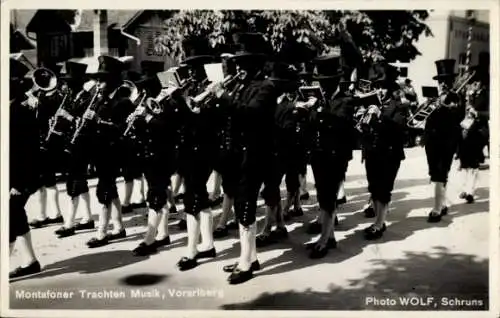 Ak Montafon Vorarlberg, Männer in Trachten mit Blasinstrumenten in einer Straße