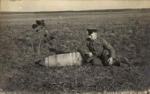 Foto Ak Deutscher Soldat in Uniform, Blindgänger, Kaiserzeit