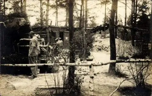 Foto Ak Deutsche Soldaten, Kleine Häuser aus Holz, Soldatenleben, I. WK