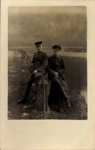 Foto Ak Belgien, Zwei deutsche Soldaten in Uniformen, Jahr 1918