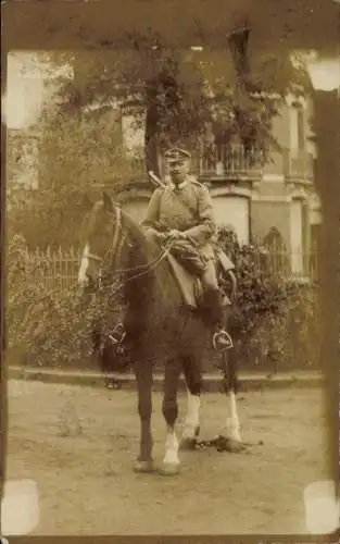 Foto Ak Deutscher Soldat in Uniform, Pferd, Kaiserzeit