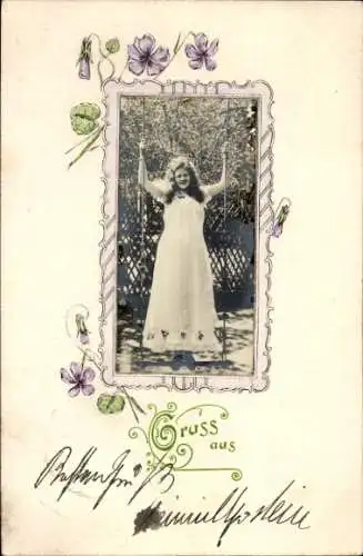 Passepartout Ak Eine junge Frau in einem weißen Kleid schwingt auf einer Schaukel, Veilchen