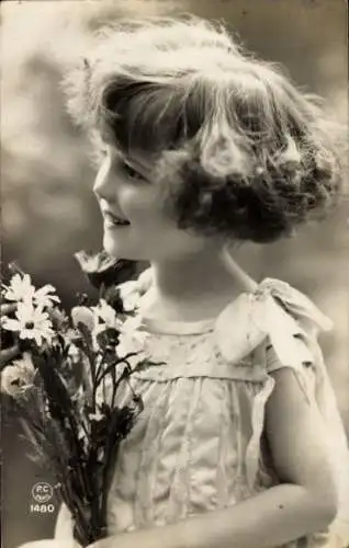 Ak Mädchen mit Blumenstrauß, Porträt